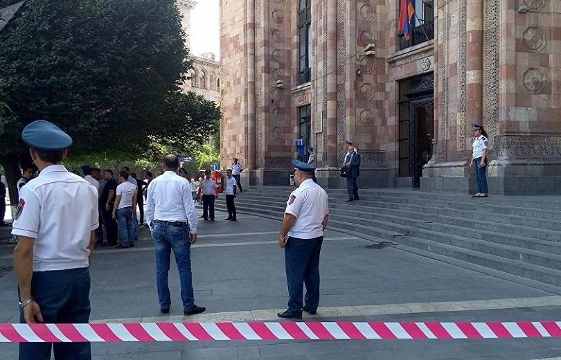 Поступи армения. Полиция Еревана. В Ереване заложена бомба. 1 Мая в Ереване.